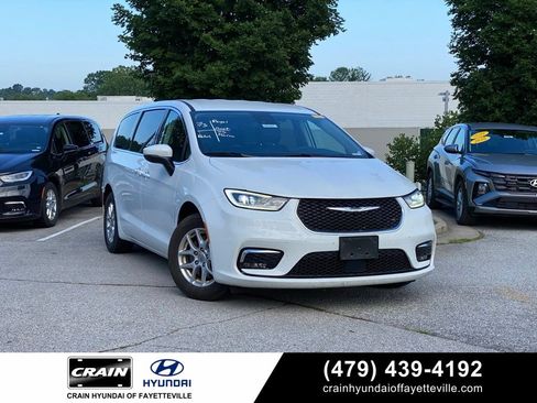 Used 2023 Chrysler Pacifica Touring-L FWD image 1