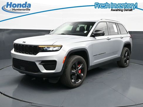 Used 2023 Jeep Grand Cherokee Altitude AWD/4WD image 4