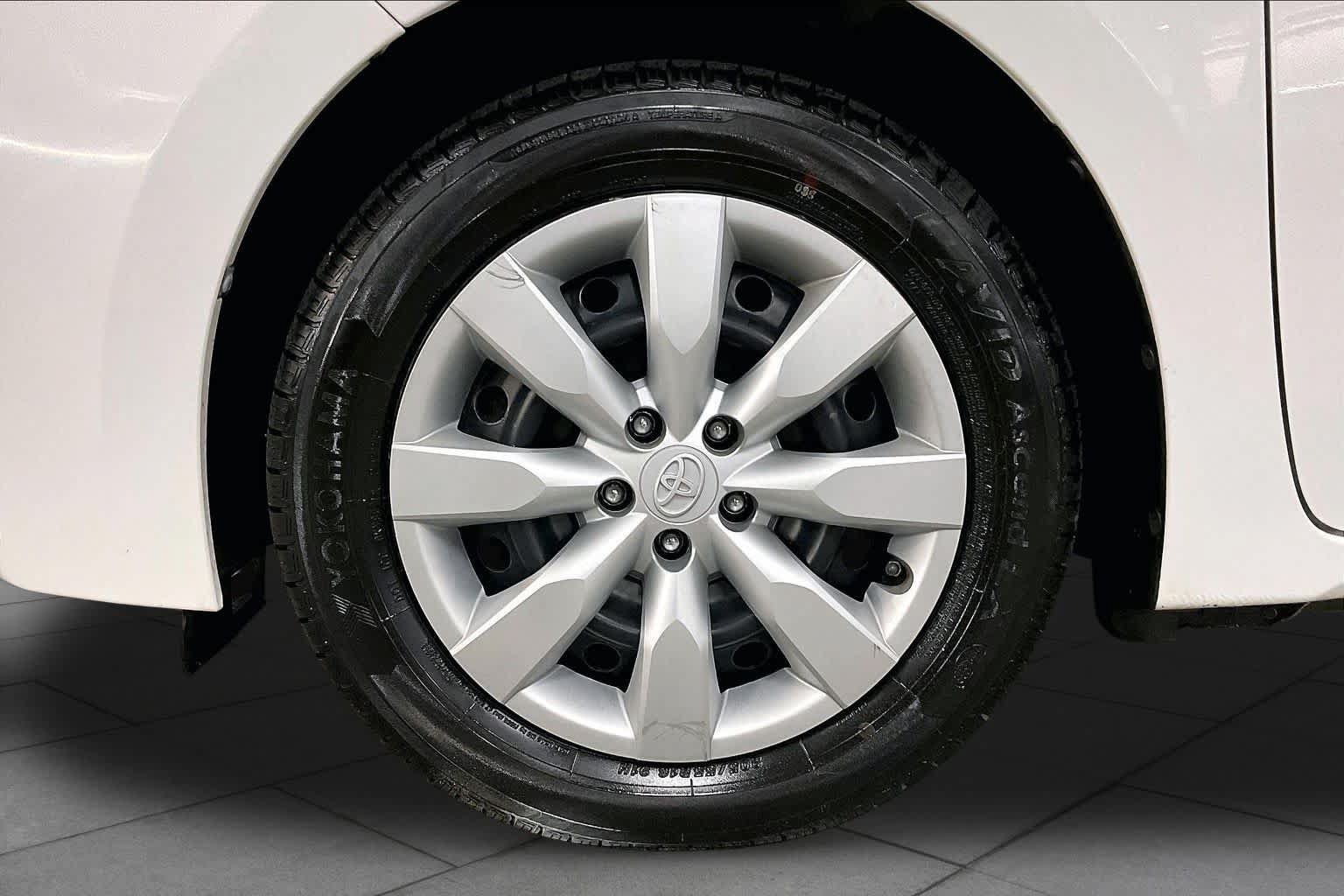 Used 2015 Toyota Corolla LE FWD image 11