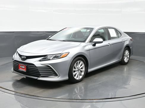 Used 2022 Toyota Camry LE FWD image 2