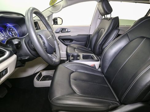 Used 2024 Chrysler Pacifica Touring-L image 41