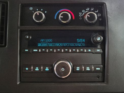 Used 2017 GMC Savana 2500 RWD image 28