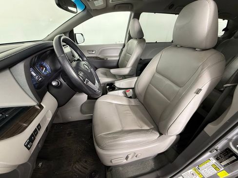 Used 2017 Toyota Sienna XLE image 6