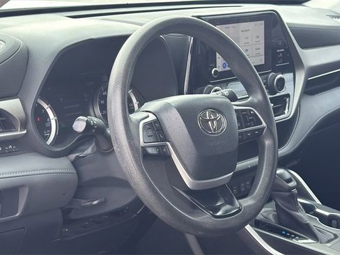 Used 2023 Toyota Highlander LE image 7