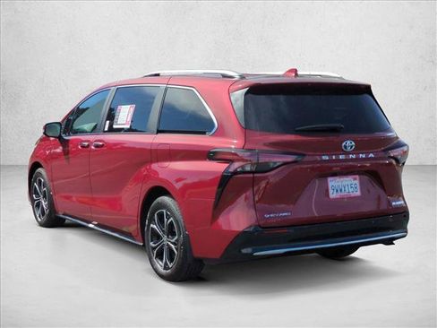 Used 2025 Toyota Sienna Platinum image 8