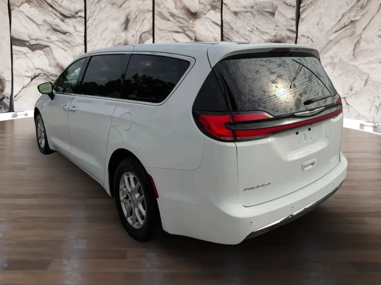 Used 2025 Chrysler Pacifica Select FWD image 5