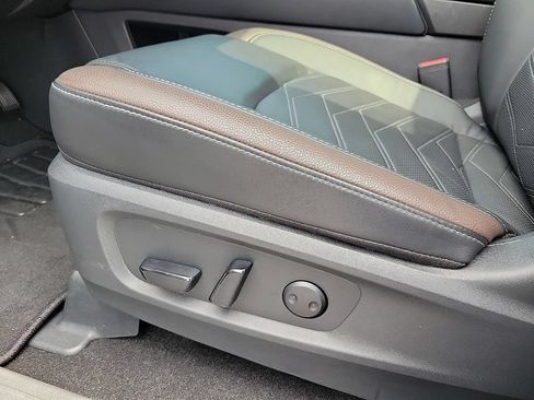 Used 2025 Nissan Pathfinder Platinum FWD image 12
