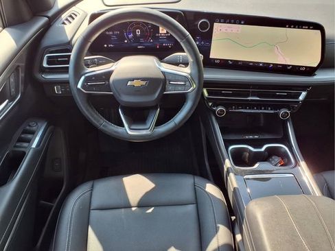 Used 2024 Chevrolet Traverse LT w/ Trailering Package FWD image 5