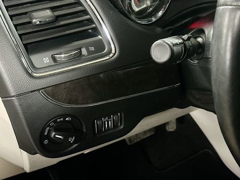 Used 2016 Chrysler Town & Country Touring-L w/ Driver Convenience Group image 11