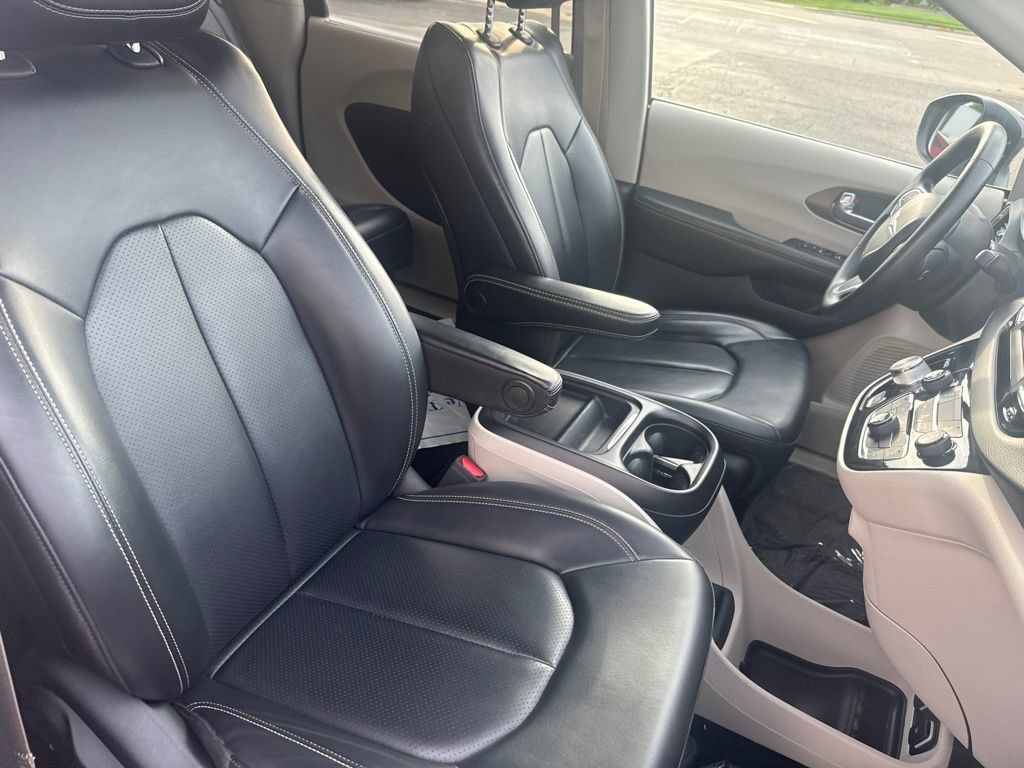 Used 2020 Chrysler Voyager Lxi FWD image 38