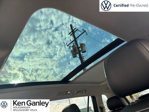 Used 2023 Volkswagen Tiguan SE w/ Panoramic Sunroof Package image 25