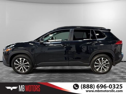 Used 2025 Toyota Corolla Cross LE AWD/4WD image 7