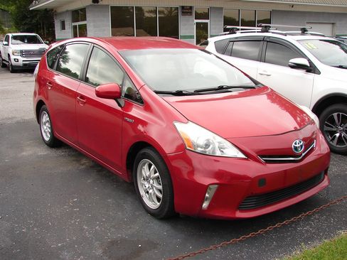 Used 2014 Toyota Prius V image 2