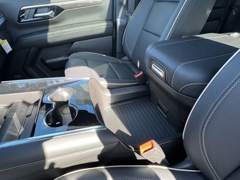 New 2025 Chevrolet Suburban Premier image 16