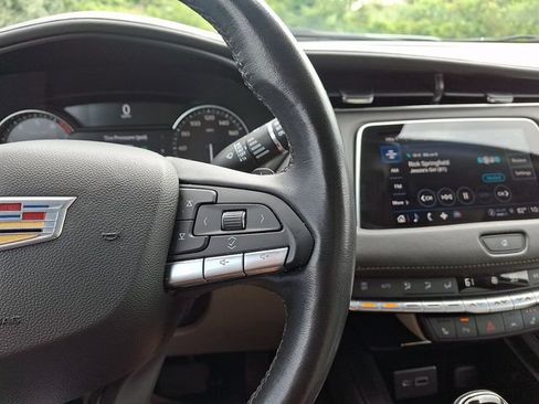 Used 2023 Cadillac XT4 Luxury w/ Cold Weather Package AWD/4WD image 21