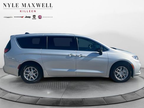 New 2026 Chrysler Pacifica Select image 17