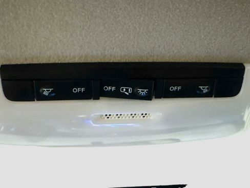 Used 2025 Nissan Versa SV FWD image 31