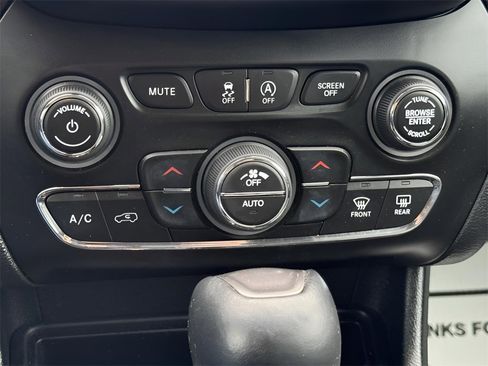 Used 2022 Jeep Cherokee Latitude Lux image 16