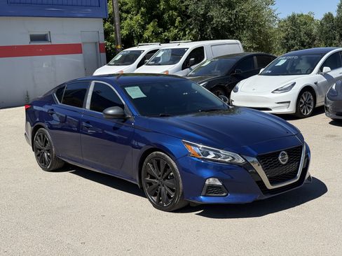 Used 2020 Nissan Altima 2.5 SR FWD image 2