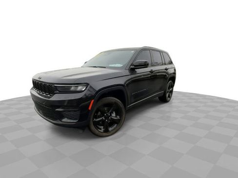 Used 2024 Jeep Grand Cherokee Altitude image 4