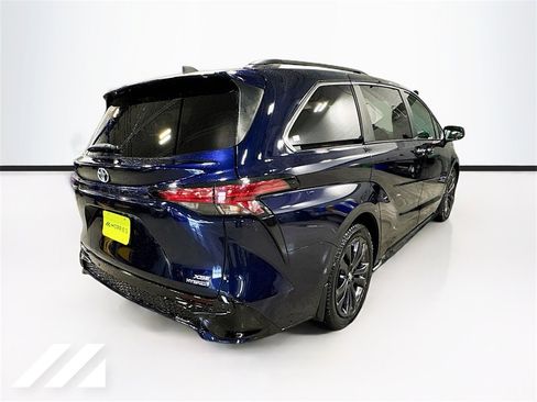 Used 2022 Toyota Sienna XSE image 5