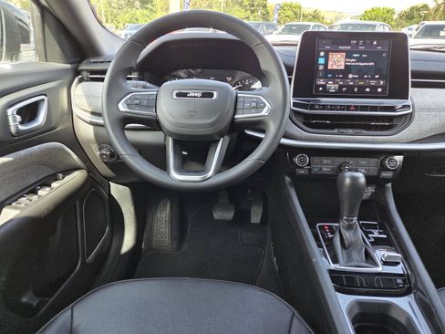 Used 2025 Jeep Compass Latitude AWD/4WD image 16
