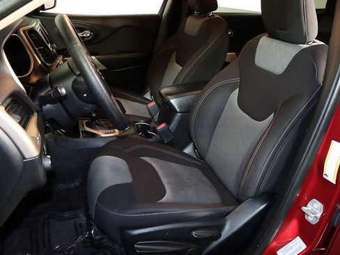 Used 2017 Jeep Cherokee Sport image 4