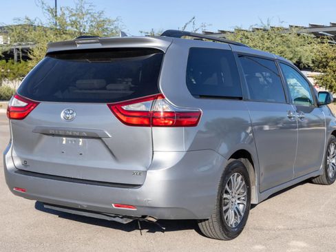 Used 2018 Toyota Sienna XLE image 5