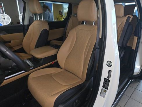 Used 2024 Kia Carnival LX FWD image 11