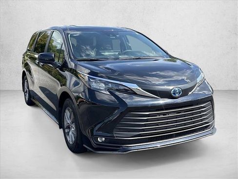 Used 2025 Toyota Sienna XLE FWD image 3