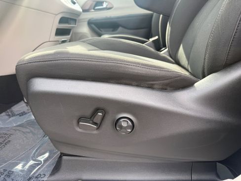 Used 2022 Chrysler Voyager LX image 10