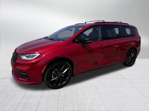 Used 2025 Chrysler Pacifica Limited FWD image 3