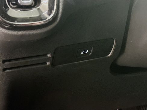 Used 2024 Volvo XC40 B5 Core w/ Climate Package image 17