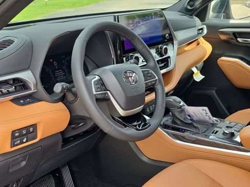 New 2026 Toyota Highlander Platinum AWD/4WD image 8