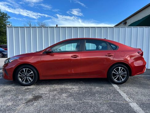 Used 2022 Kia Forte LXS w/ LXS Technology Package FWD image 2
