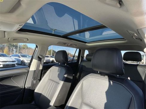 Used 2022 Volkswagen Tiguan SE image 2