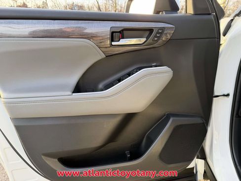 Used 2022 Toyota Highlander Limited image 22