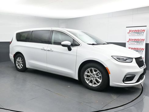 Used 2023 Chrysler Pacifica Touring-L FWD image 2