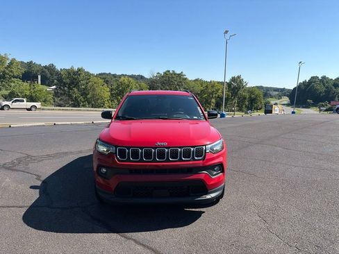 Used 2024 Jeep Compass Latitude AWD/4WD image 3