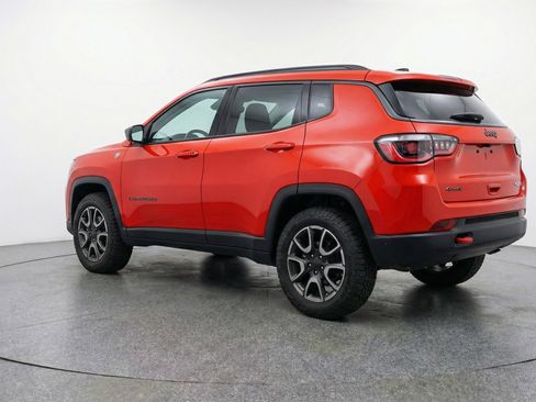 Used 2025 Jeep Compass Trailhawk image 6