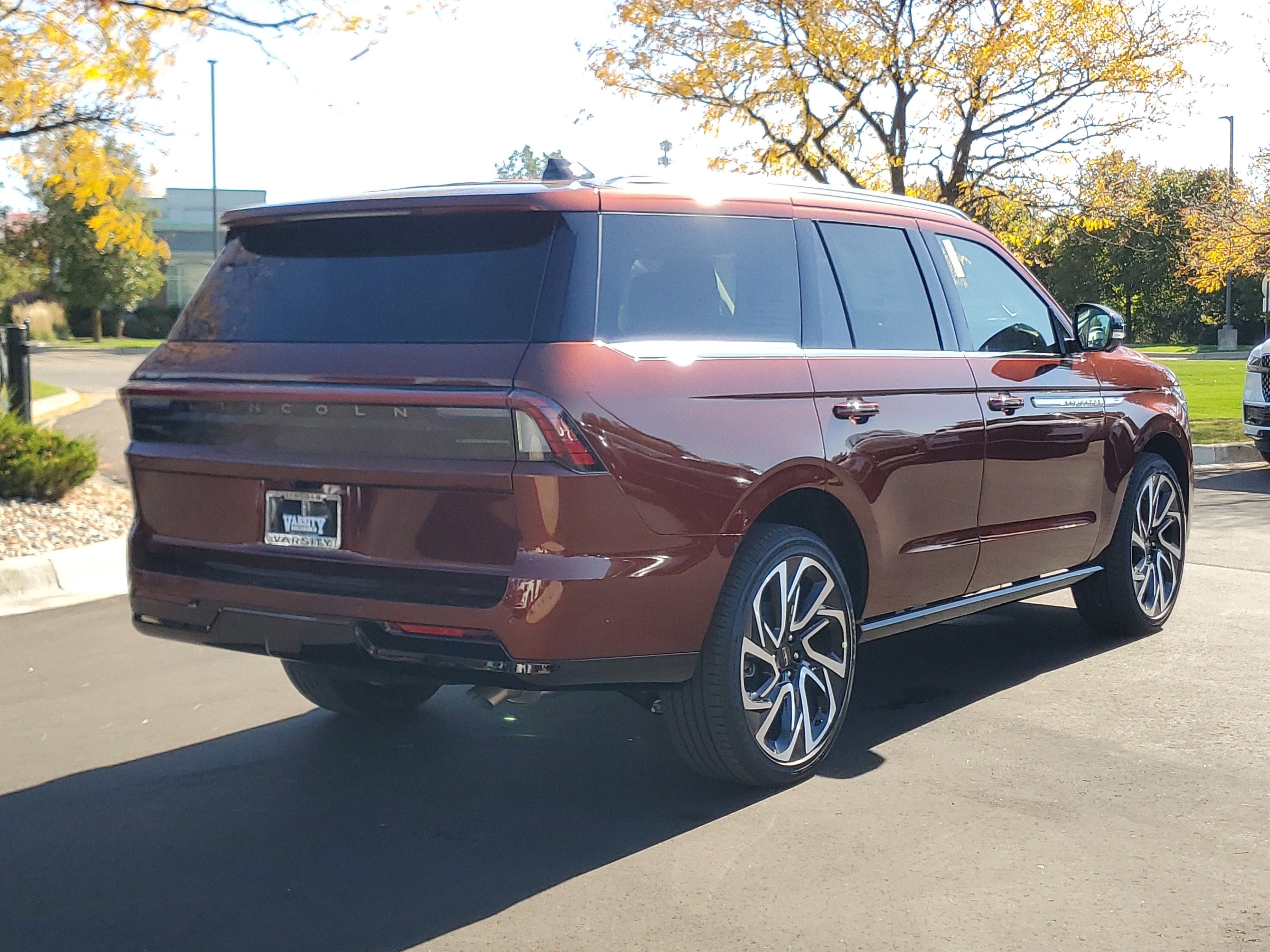 New 2027 Lincoln Navigator Reserve AWD/4WD image 4