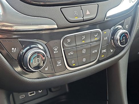 Used 2022 Chevrolet Equinox Premier image 16