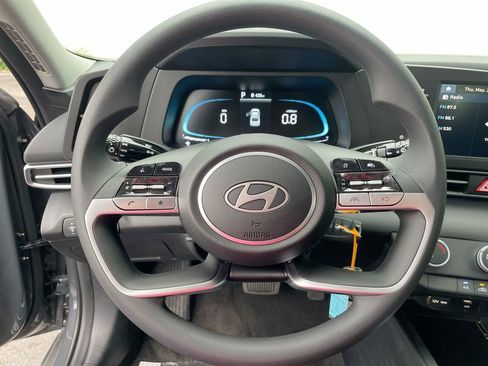 Used 2025 Hyundai Elantra SE image 40