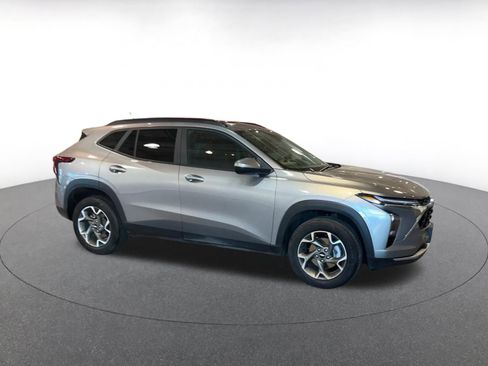 Used 2025 Chevrolet Trax LT image 2