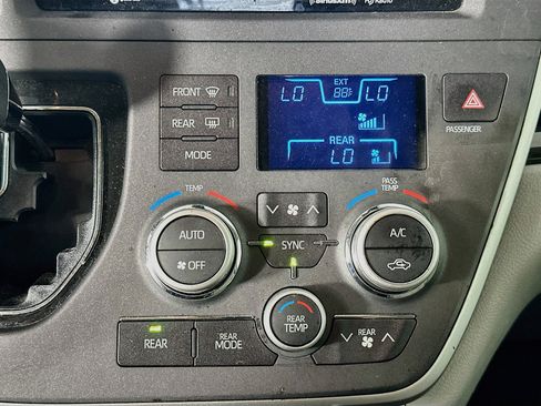 Used 2020 Toyota Sienna XLE w/ XLE Navigation Package FWD image 23