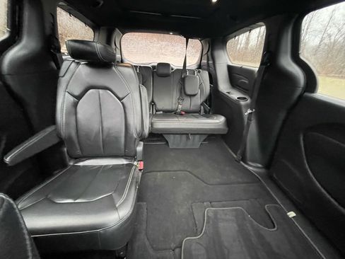 Used 2019 Chrysler Pacifica Touring-L Plus w/ Advanced Safetytec Group image 15