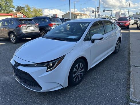 Used 2022 Toyota Corolla LE image 3