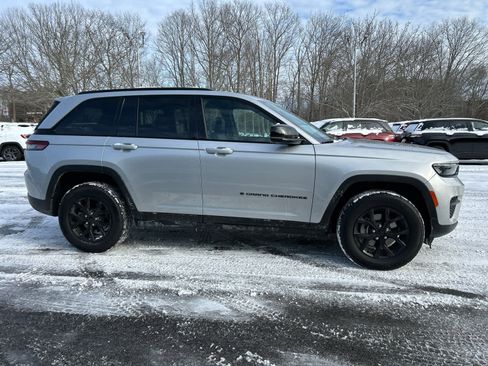 Used 2025 Jeep Grand Cherokee Altitude image 5