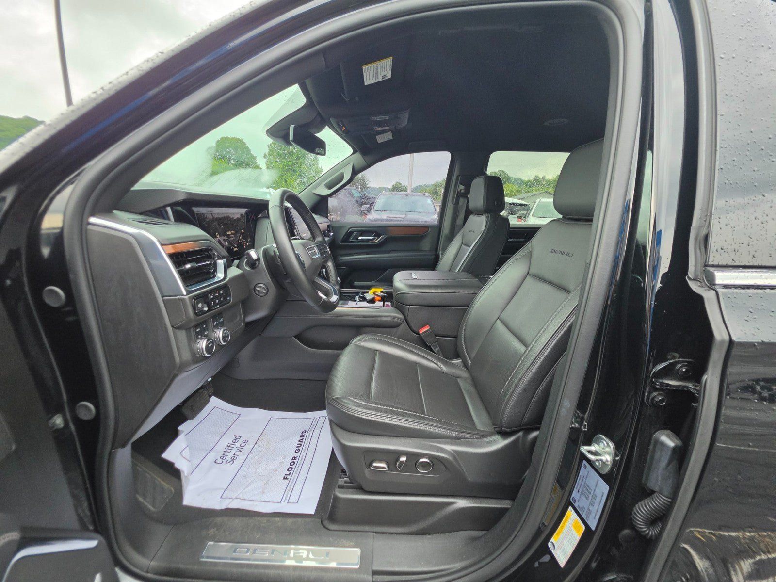 Used 2025 GMC Yukon Denali AWD/4WD image 32