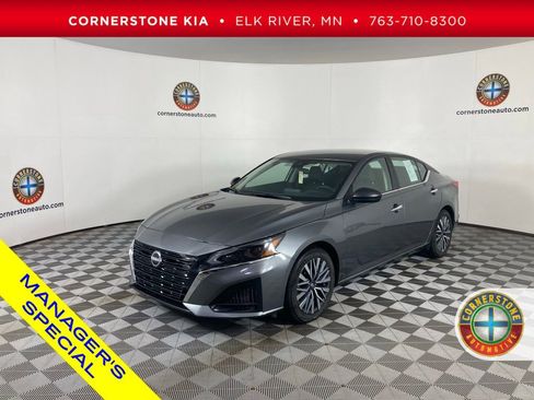 Used 2024 Nissan Altima 2.5 SV image 1